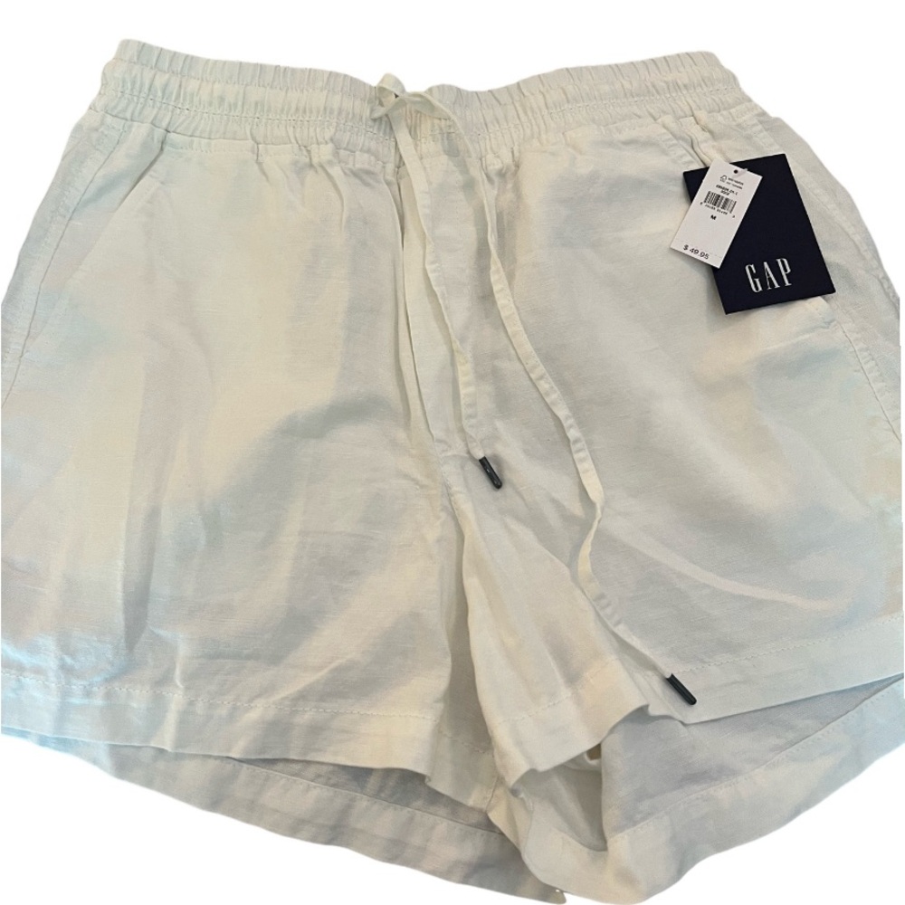NWT Gap white shorts. Woman’s size M
